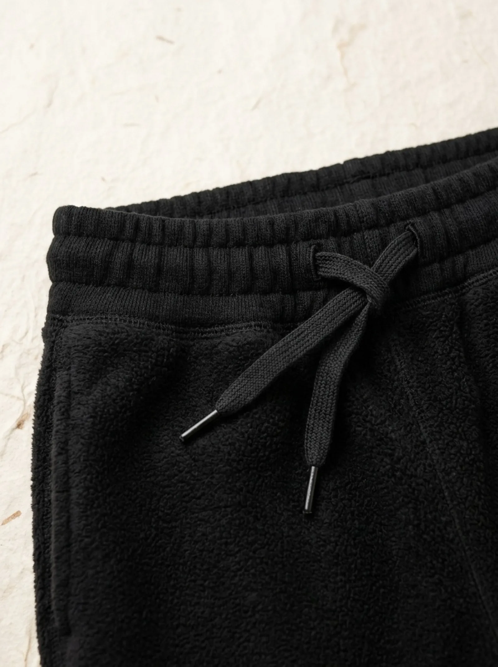 Flat drawcord, ribbed cuff.